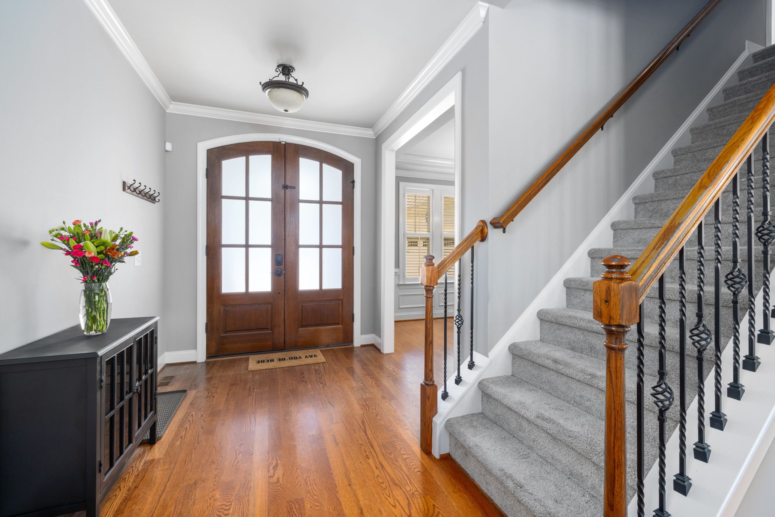 Escalier bois foyer maison design intérieur
