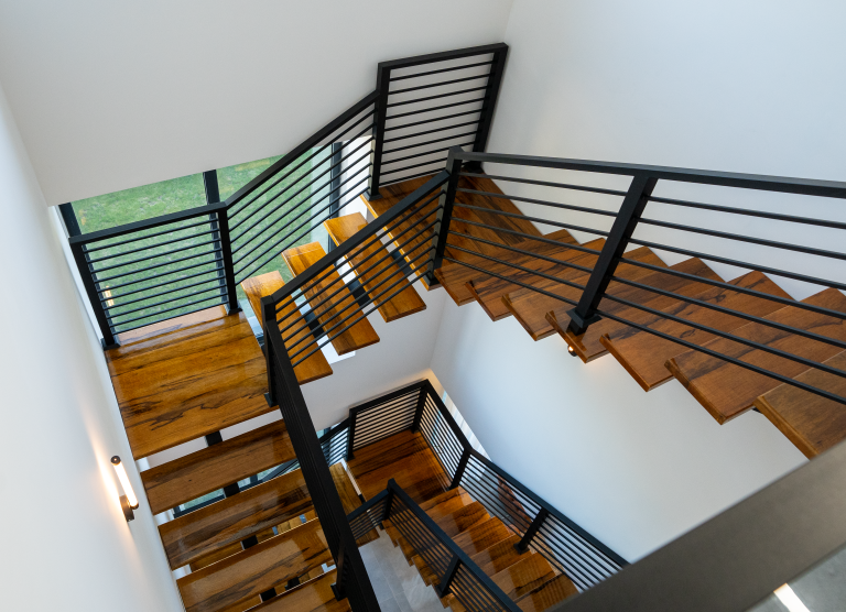 Escalier contemporain bois avec rampe métallique