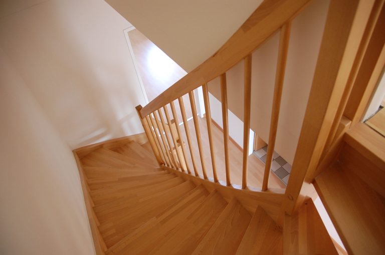 Escalier en bois aux tons chauds minimaliste
