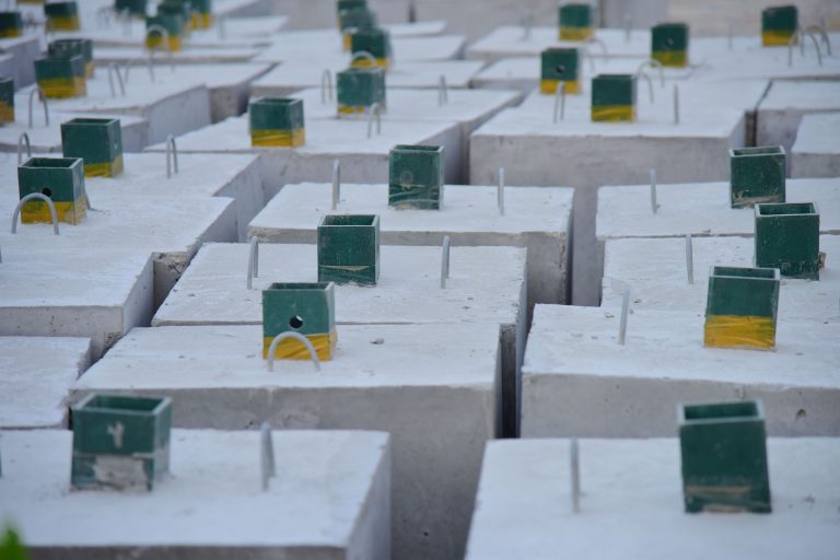Gros plan blocs beton fondation avec tiges metal