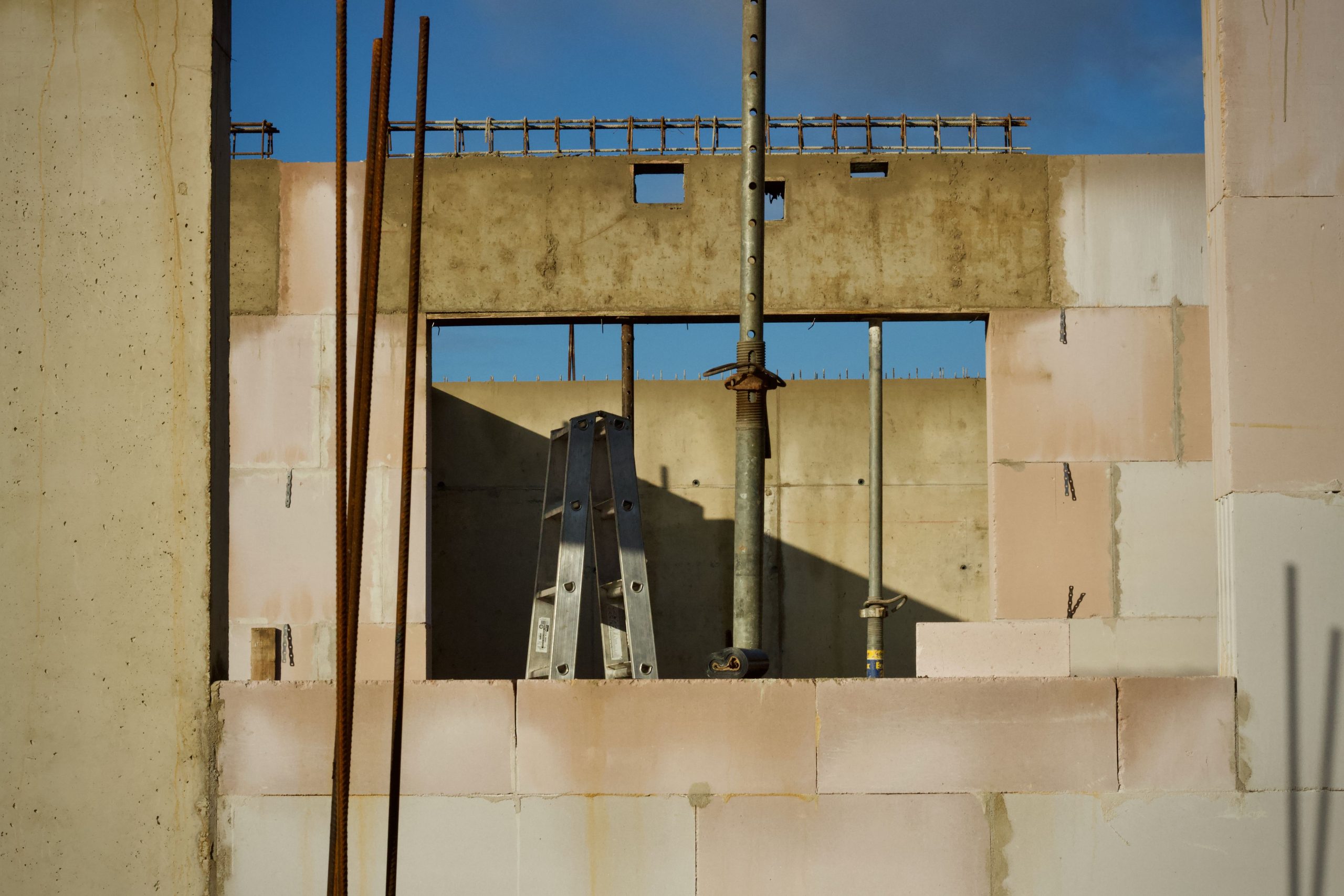 Chantier fondation parpaing avec echelle metal