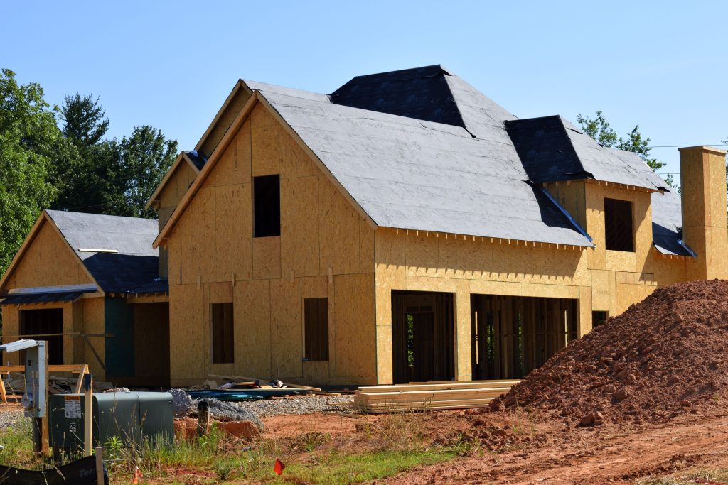 Maison en bois partiellement construite en chantier