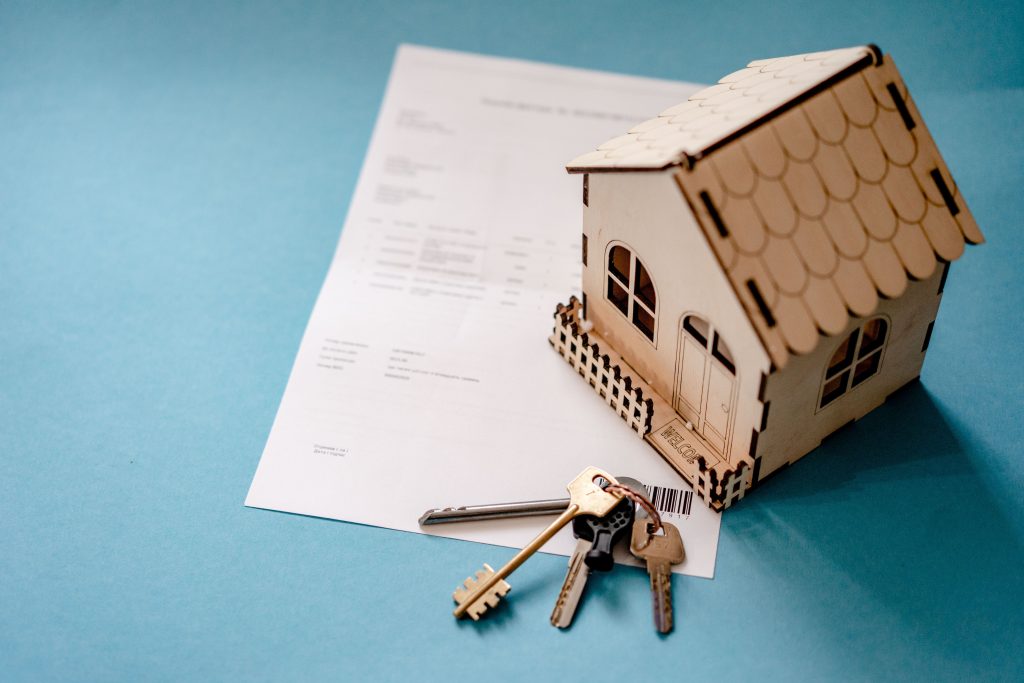 Petite maison bois avec cles et contrat immobilier