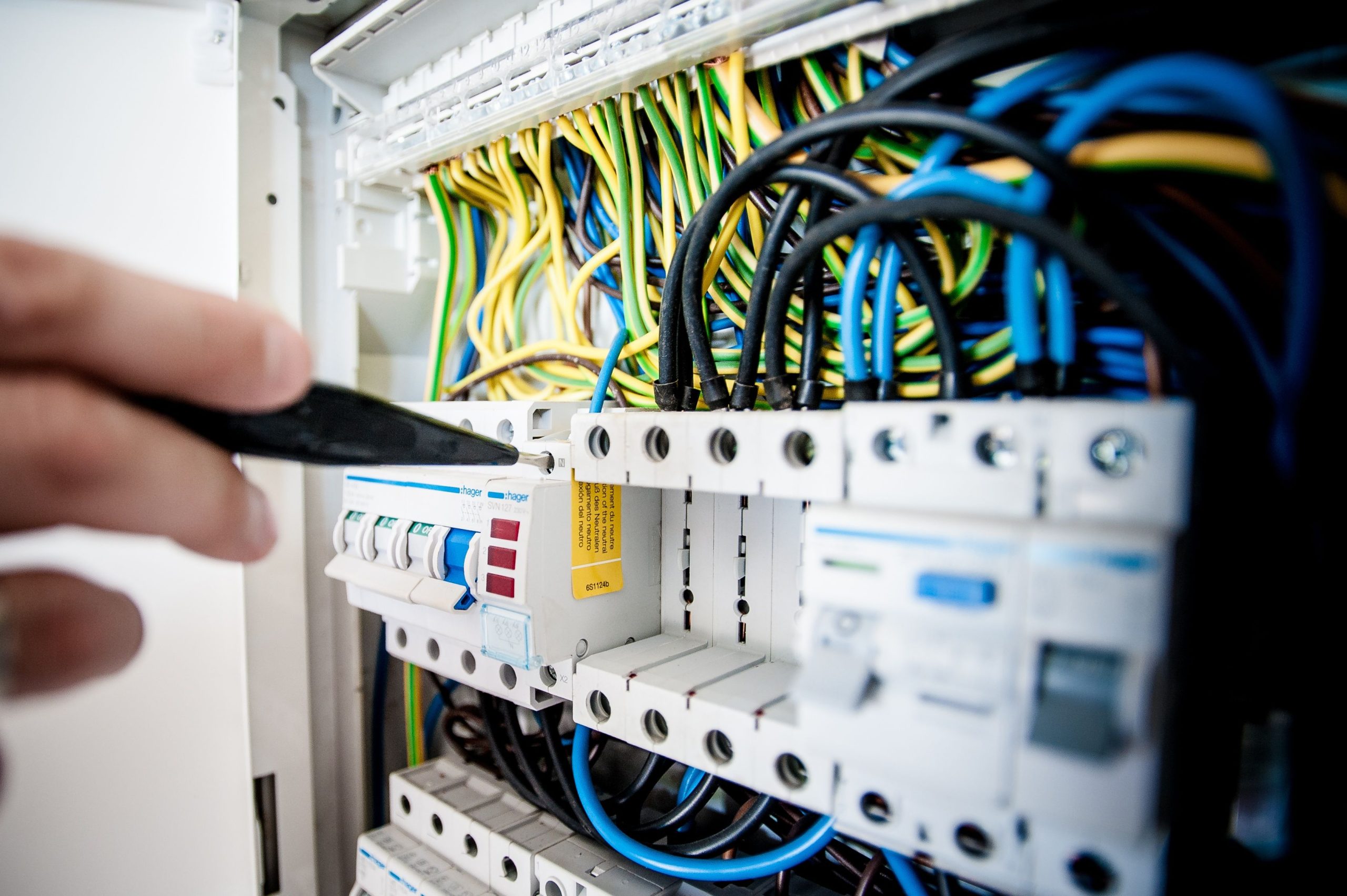 Électricien branchant fils minuterie circuit