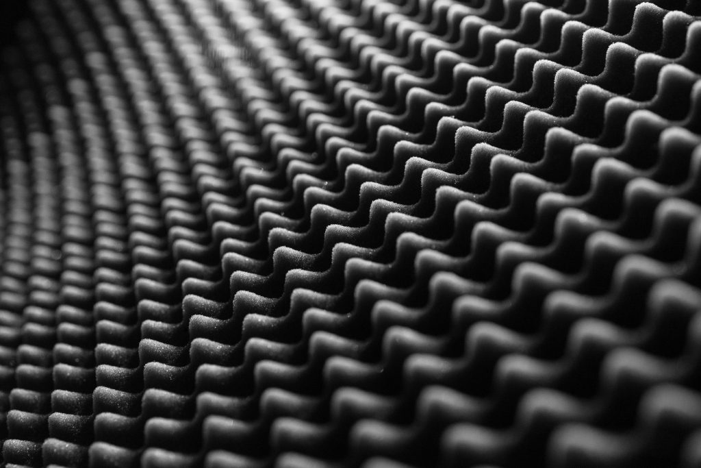 Gros plan mousse acoustique texture noire et blanche