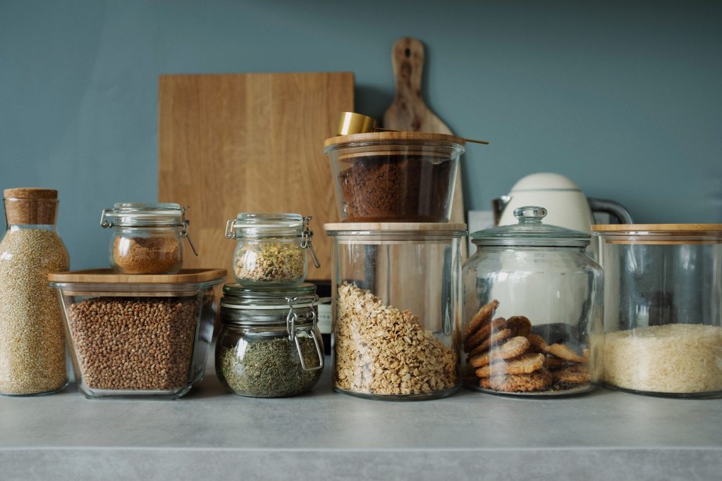 Bocaux en verre avec bicarbonate de soude et ingredients