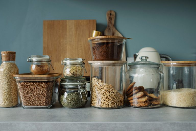 Bocaux en verre avec bicarbonate de soude et ingredients