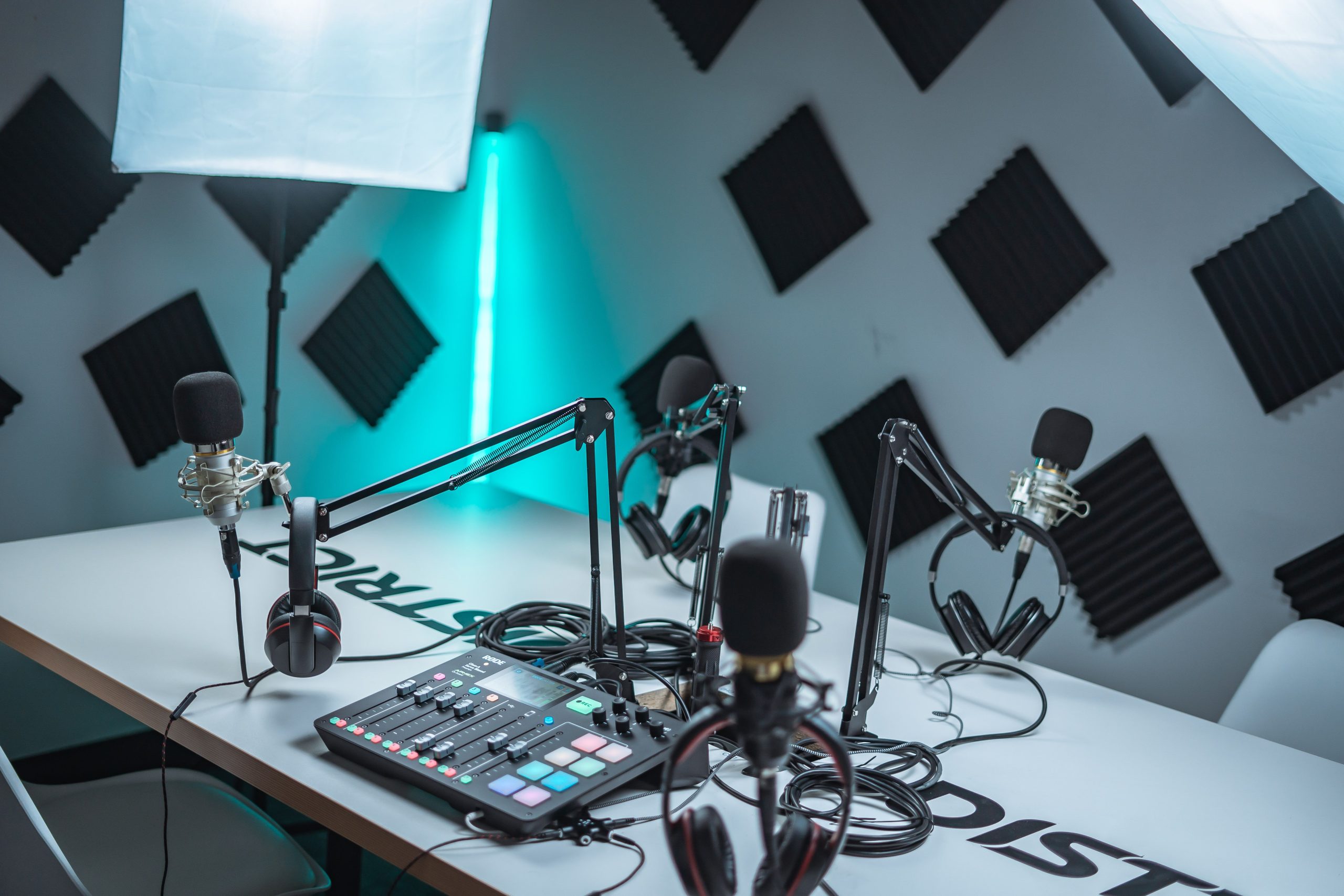 Studio podcast professionnel avec panneaux acoustiques