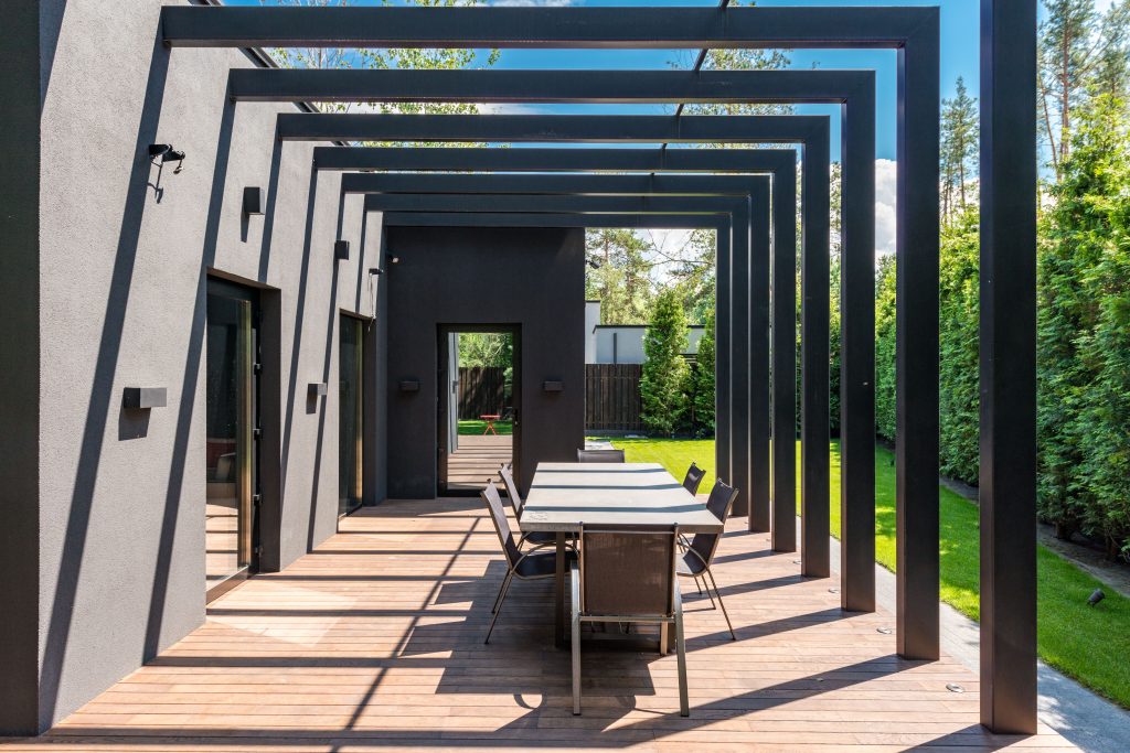 Terrasse moderne avec pergola élégante et salon de jardin