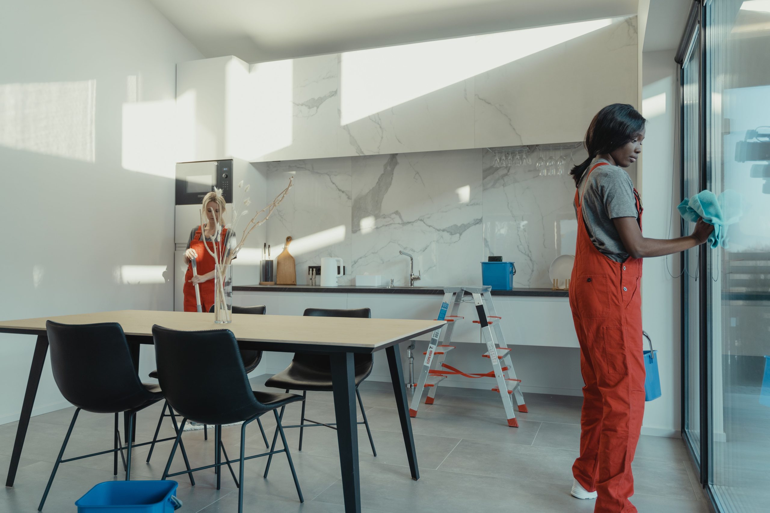 Femmes nettoyant cuisine portes verre professionnel