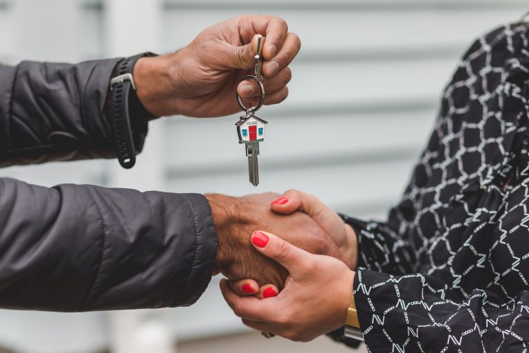 Agent immobilier remettant clé maison nouveau propriétaire