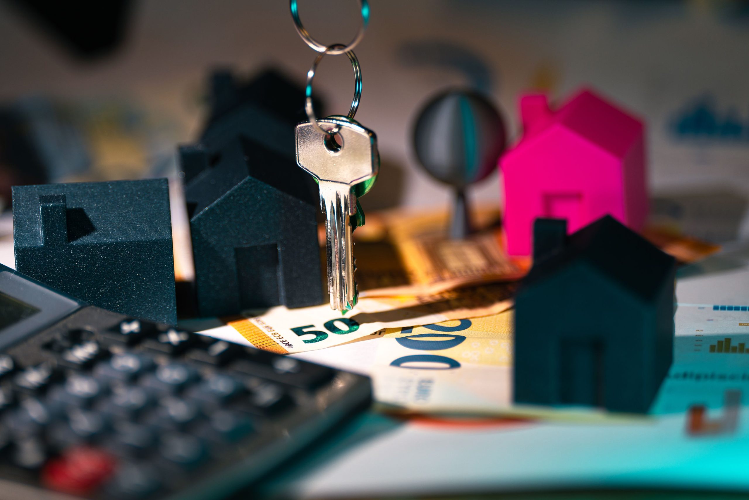 Clés, maisons et euros symbolisant finance immobilière