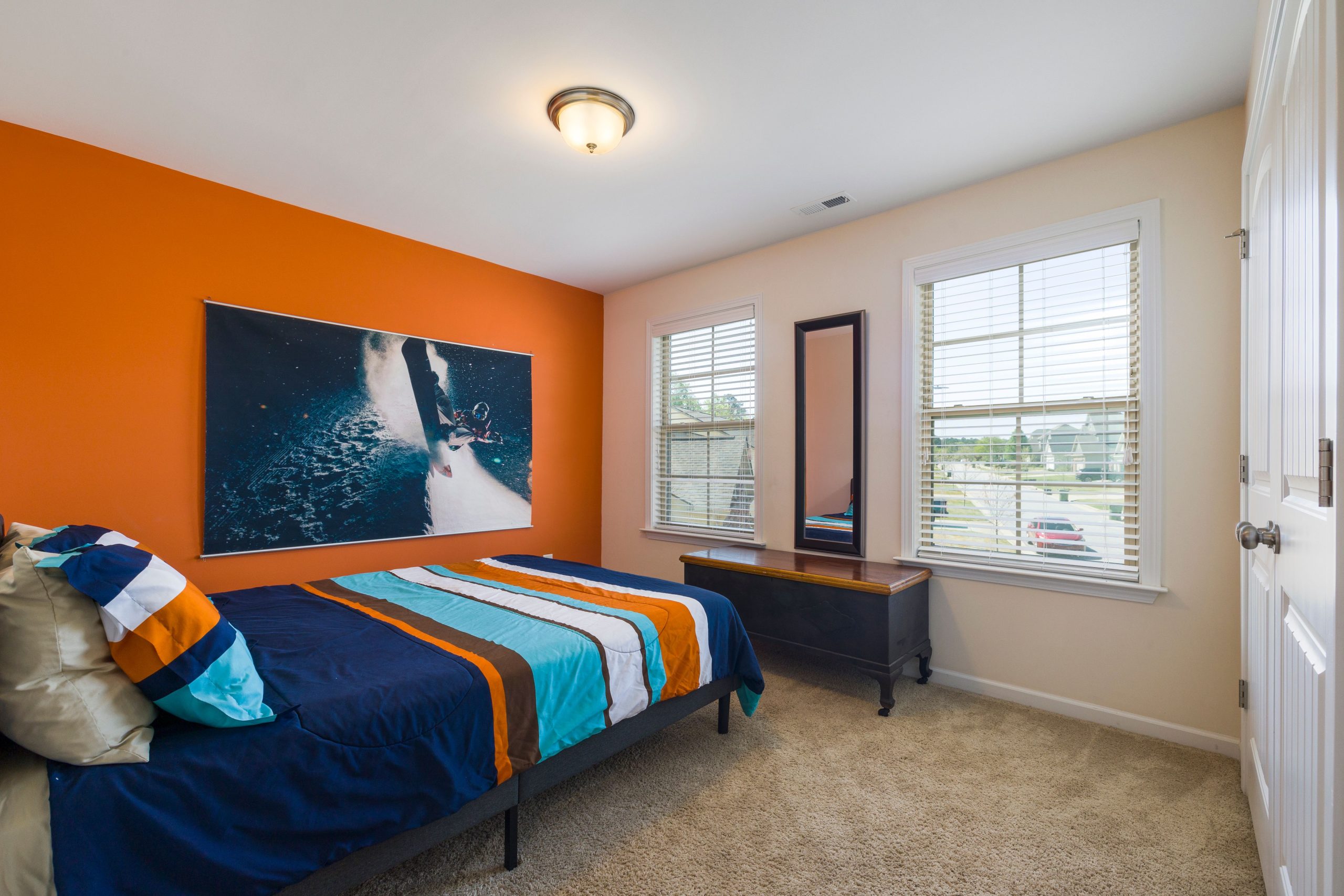 Chambre lumineuse avec mur d'accent orange