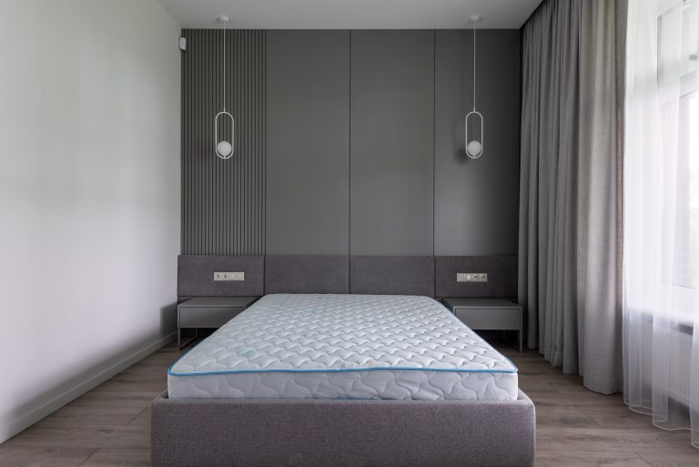Lit confortable avec matelas moderne dans chambre