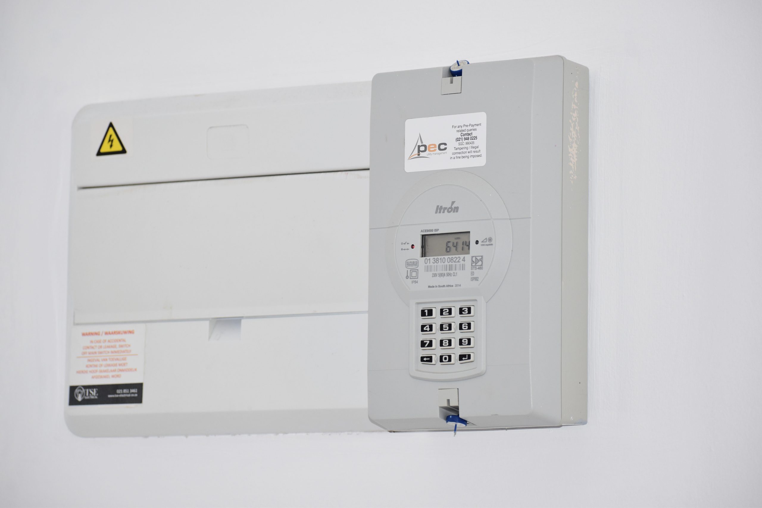 Compteur électrique et boîtier à fusibles sur mur