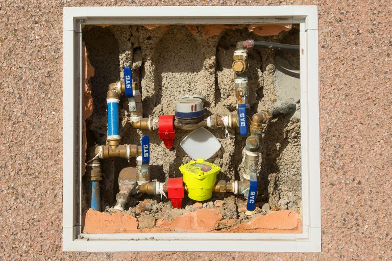 Compteur d'eau encastré dans un mur béton