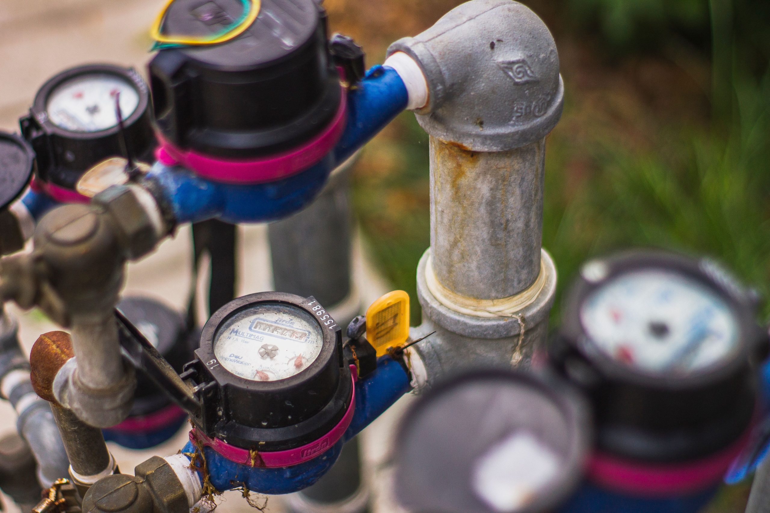 Manomètres et tuyauteries d'eau industriels