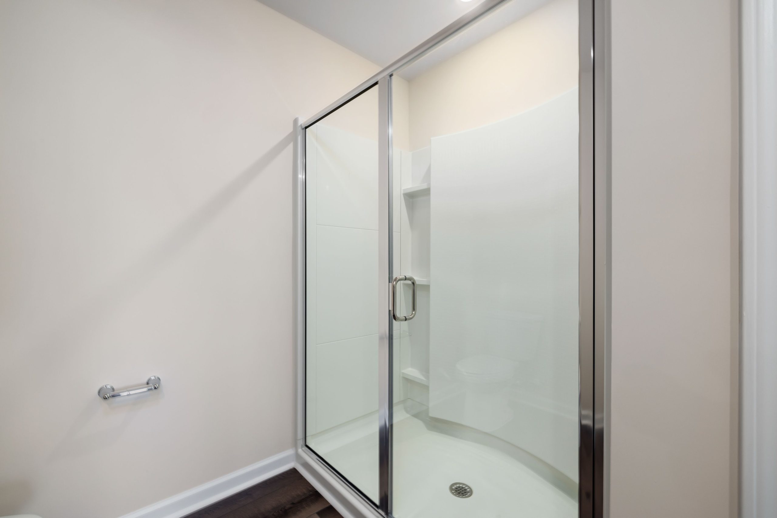 Porte de douche vitrée épurée et spacieuse