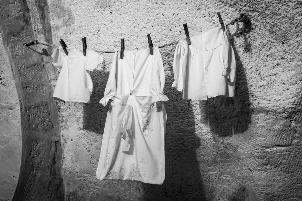Vetements blancs suspendus sur une corde a linge