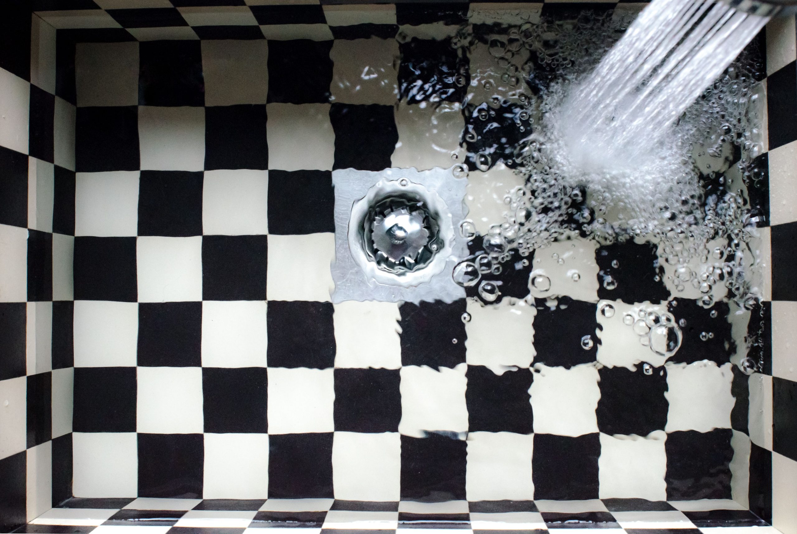 Évier avec eau qui éclabousse vue du dessus