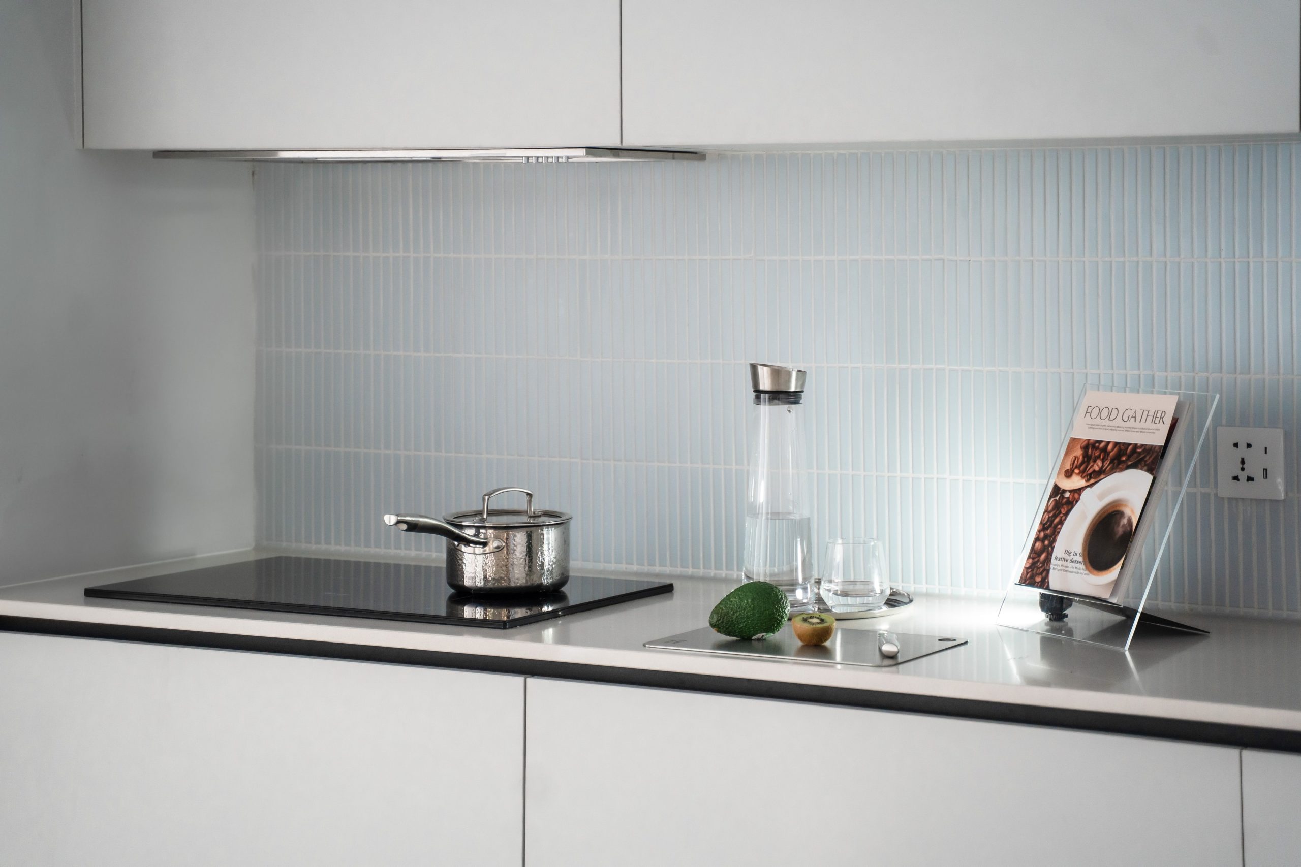 Comptoir cuisine minimaliste avec induction et accessoires