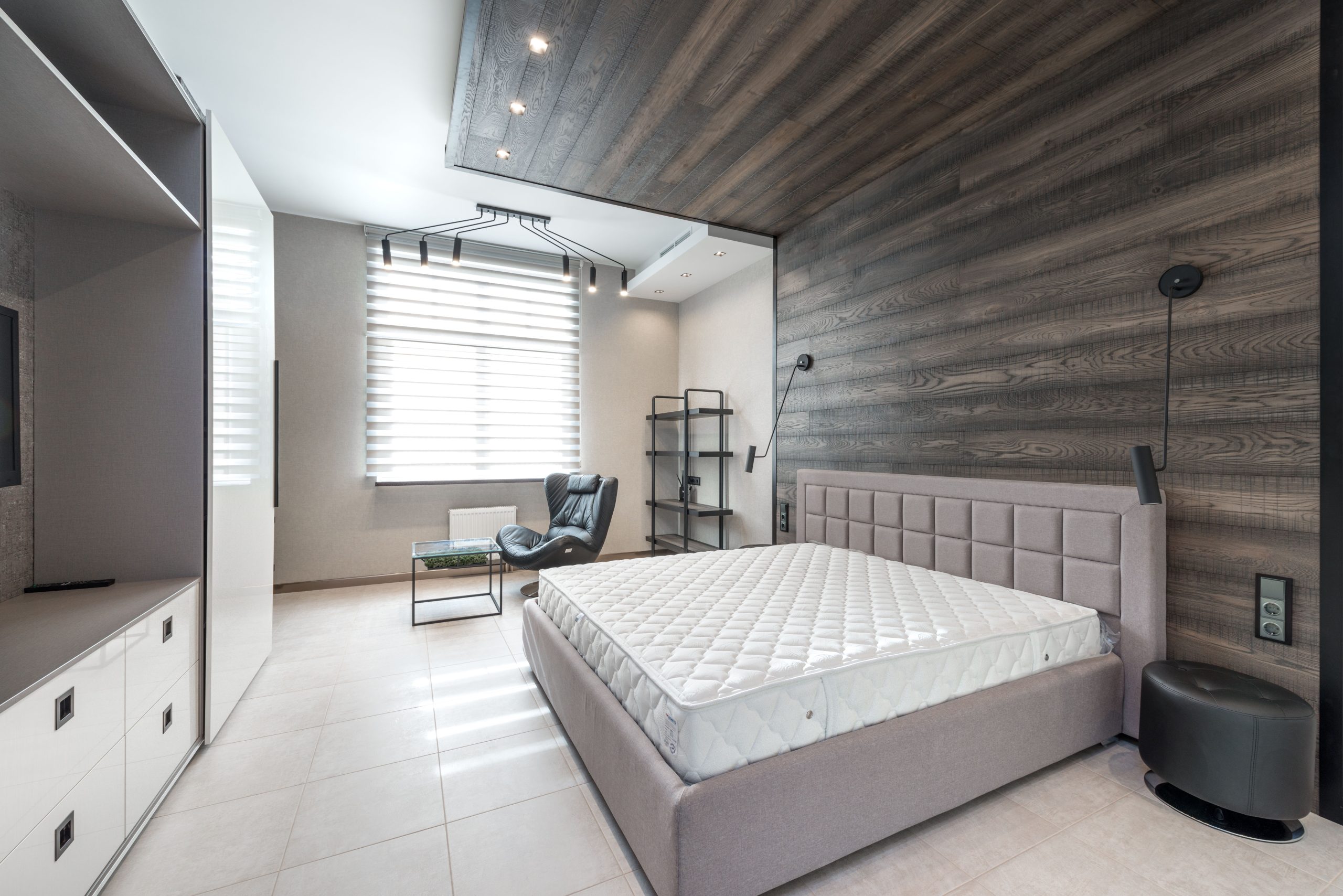 Lit blanc dans chambre lumineuse et stylisee