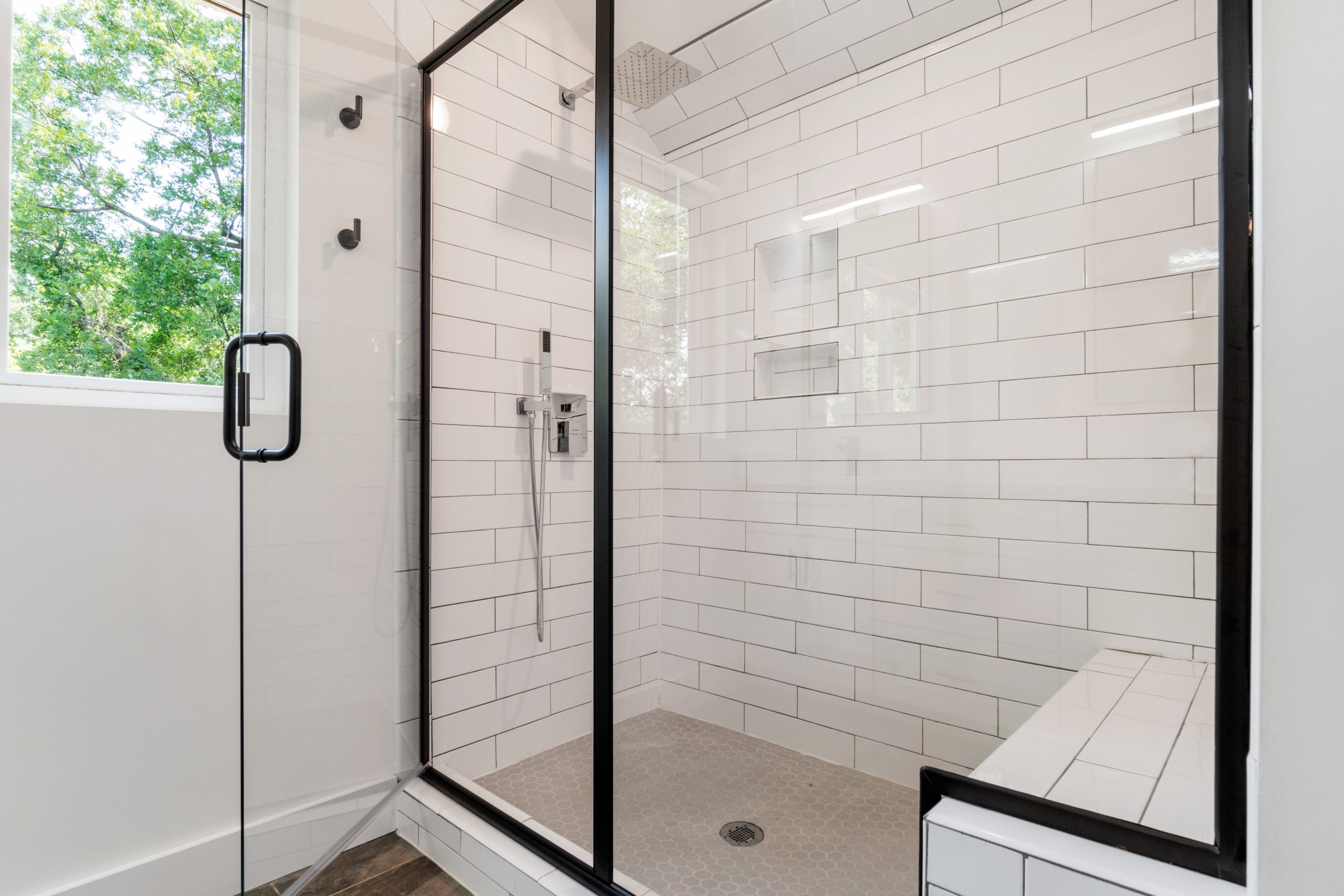 Cabine douche vitrée moderne et brillante