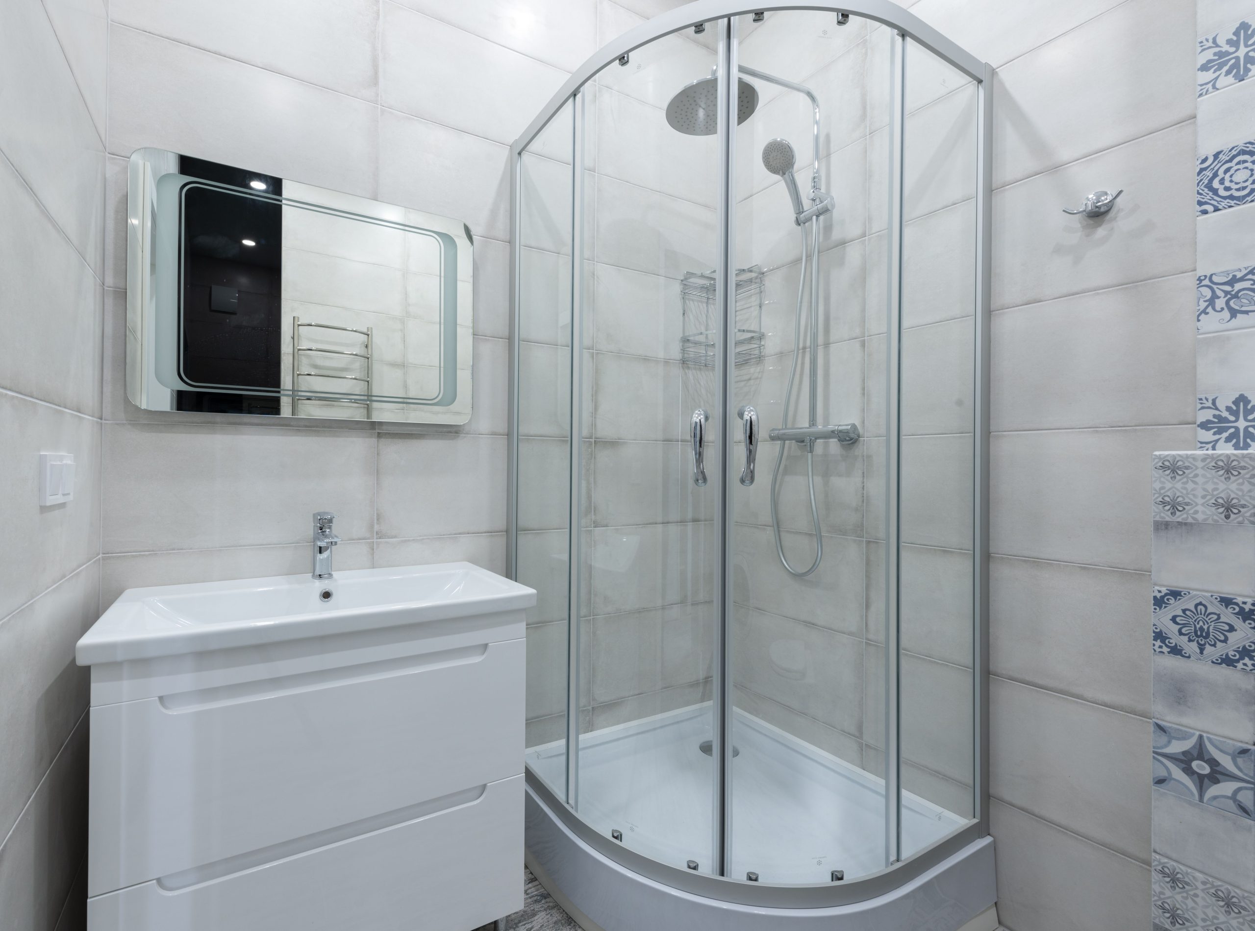 Salle de bain contemporaine avec douche coulissante nettoyée