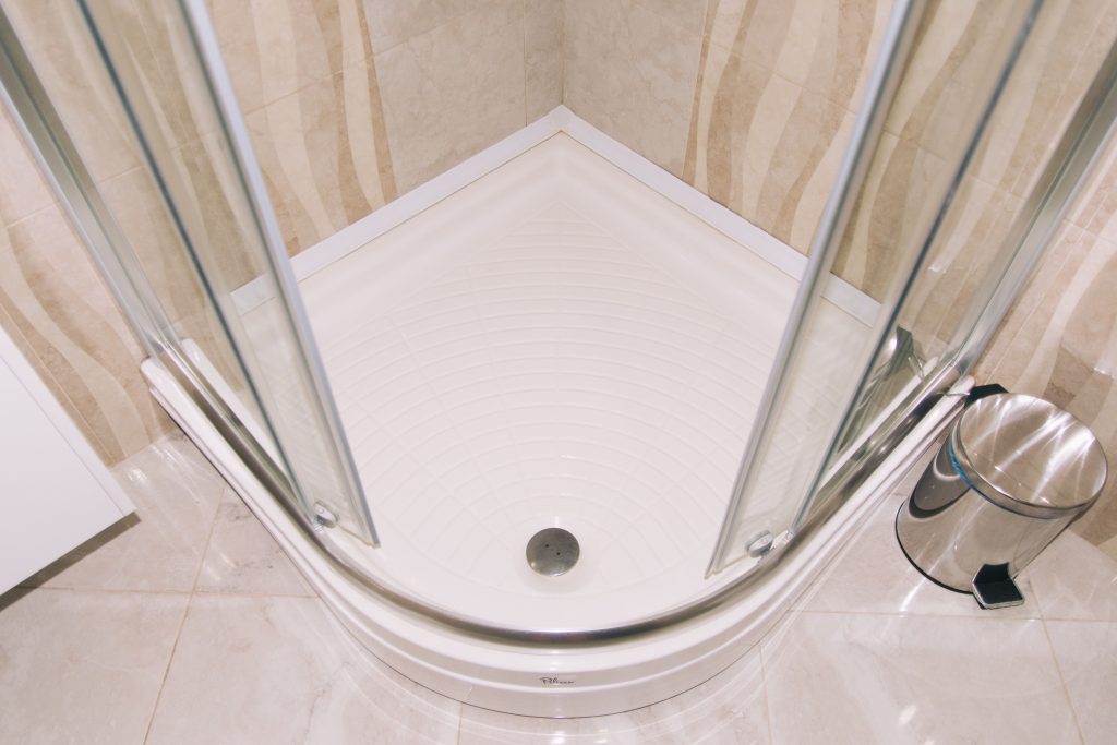 Douche coulissante moderne avec portes en verre propres