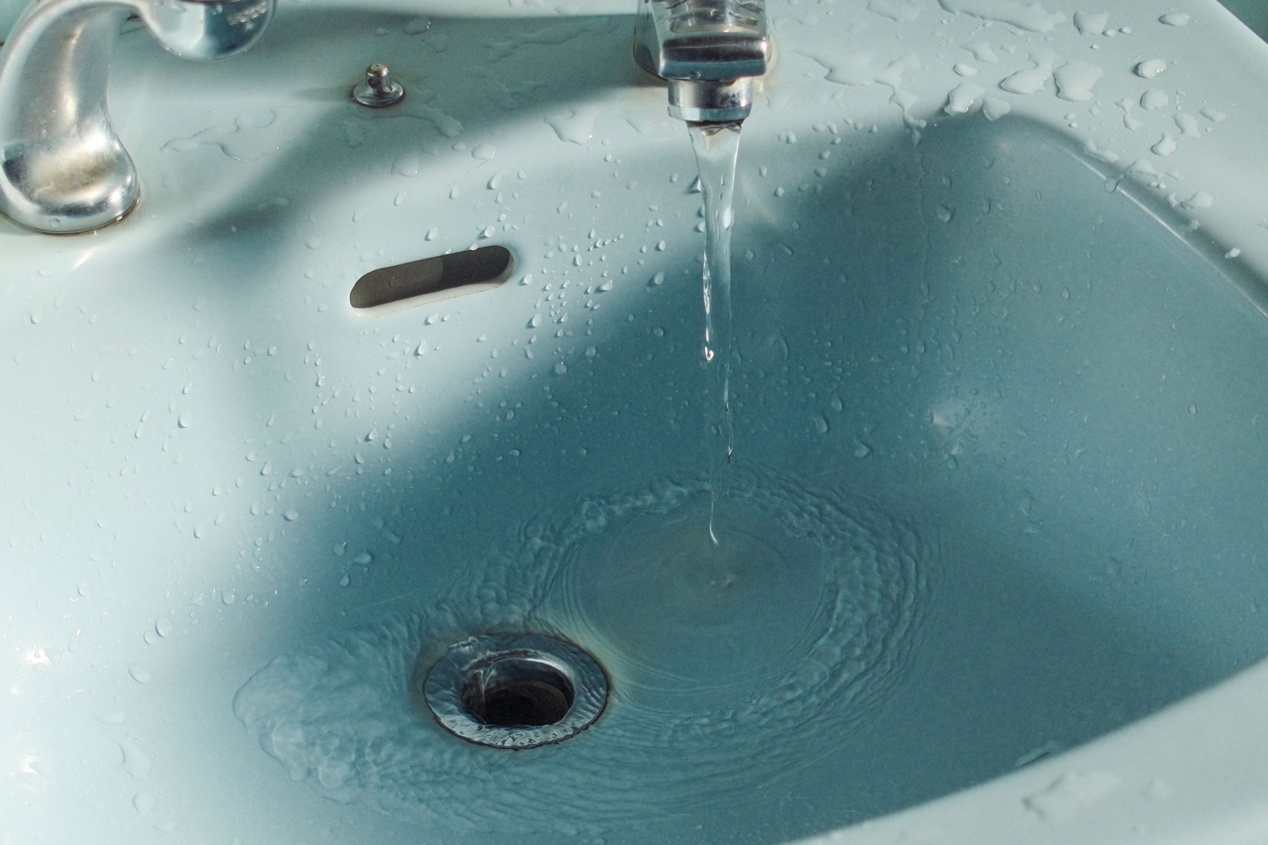 Eau qui coule du robinet dans l'évier