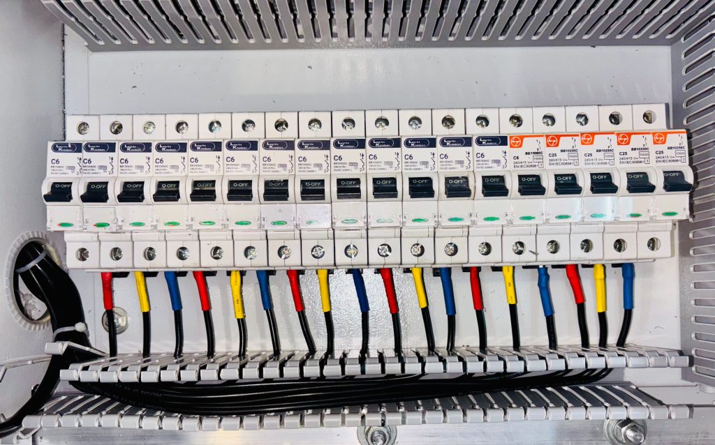 Tableau électrique organisé avec câblage coloré