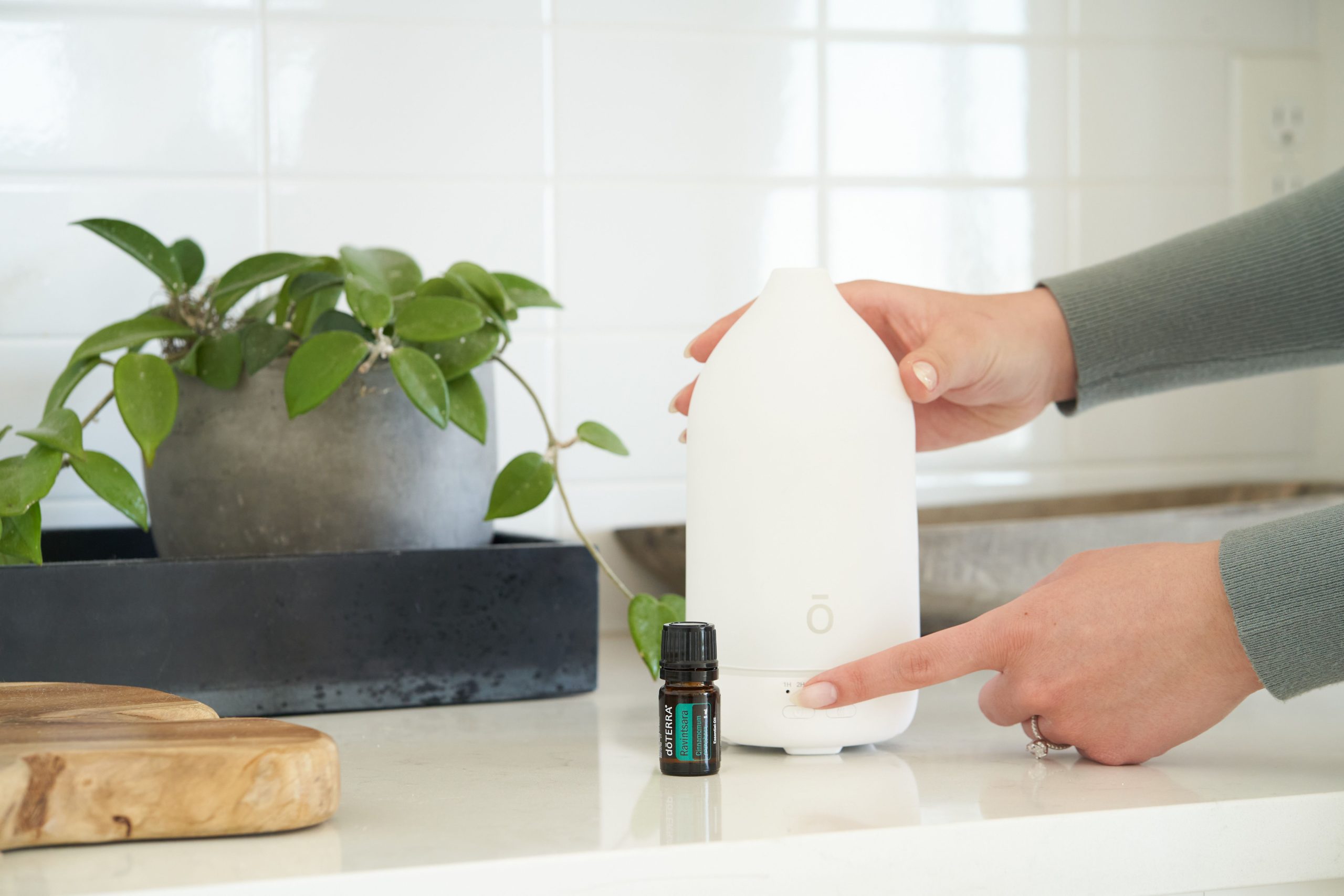 Mains activant diffuseur huile essentielle ambiance zen