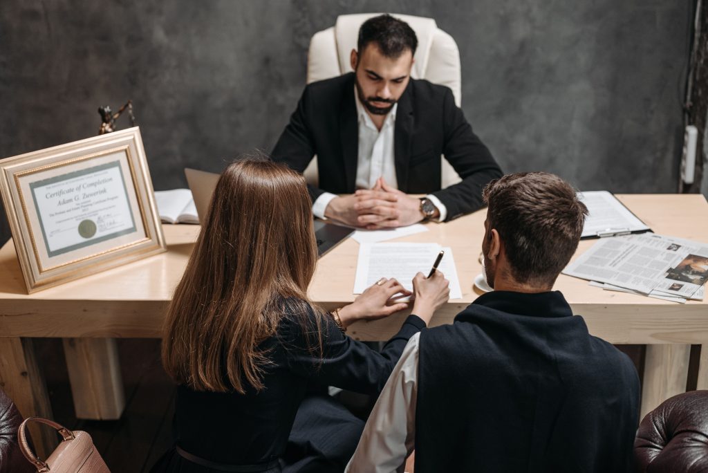 Notaire discutant documents juridiques avec clients