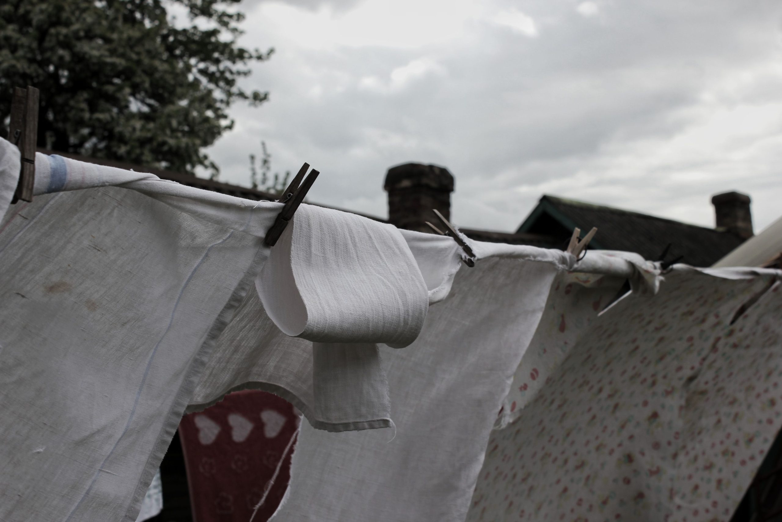 Linge seche sur une corde avec pinces a linge